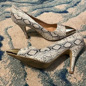 Faux snake pattern heel w/ gold pointed toe